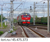 Тепловоз ТЭП70БС-322 выполняет манёвры по станции Каменногорск, Ленинградская область (2019 год). Редакционное фото, фотограф Алексей Иванов / Фотобанк Лори