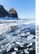 BAIKAL LAKE, OLKHON ISLAND, IRKUTSK REGION, RUSSIA - February 23, 2023:  Many tourists come to famous Cape Khoboy to walk on beautiful ice with bubbles and have picnic on sunny winter day. Редакционное фото, фотограф Виктория Катьянова / Фотобанк Лори