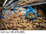 Картофель для выбора покупателем на полке в магазине. Создано с помощью искусственного интеллекта. Potatoes for a customer to choose from on a shelf in a store. Created by Ai. Стоковое AI-изображение, AI-художник Сергей Комаров / Фотобанк Лори