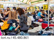 Италия. Минтурно. Прилавки с товаром на рынке подержанной одежды. Italy. Minturno. Counters with goods in the second-hand clothing market. Редакционное фото, фотограф Алексей Смышляев / Фотобанк Лори