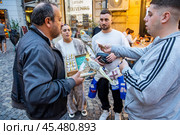 Румыния. Бухарест. Уличный торговец предсказаниями. Romania. Bucharest. A street vendor of predictions. Редакционное фото, фотограф Алексей Смышляев / Фотобанк Лори