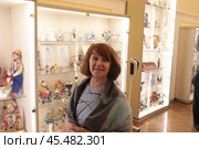 Женщина в фойе театра Эстрады им. Аркадия Райкина, Санкт-Петербург. Редакционное фото, фотограф Дмитрий Неумоин / Фотобанк Лори