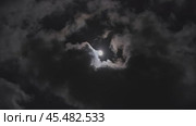 Full moon moving between clouds. Стоковое видео, видеограф Михаил Коханчиков / Фотобанк Лори