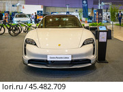 Porsche Taycan 4 Cross Turismo electric car at ECAR SHOW - Hybrid and Electric Motor Show (2023 год). Редакционное фото, фотограф Дмитрий Рухленко / Фотобанк Лори