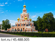 Церковь Покрова Пресвятой Богородицы в Филях. Лето. Москва (2024 год). Редакционное фото, фотограф E. O. / Фотобанк Лори
