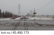 Railway crossing in early winter, cloudy weather, static shooting. Railway tracks without a train. Стоковое видео, видеограф Vladislav Baranov / Фотобанк Лори