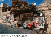 Уличный магазин ковров и сувениров. Редакционное фото, фотограф Наталия Дмитриева / Фотобанк Лори