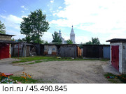 Типичный провинциальный дворик и православная церковь в городе Михайлов, Рязанская область. Солнечный летний день. (2021 год). Стоковое фото, фотограф Александр Кузнецов / Фотобанк Лори