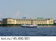 Теплоход "Метеор-185" идет по Неве на подводных крыльях на фоне "Дома военморов". Санкт-Петербург (2019 год). Редакционное фото, фотограф Алексей Иванов / Фотобанк Лори