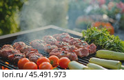 Juicy steaks and vegetables sizzling on backyard grill. Стоковое AI-видео, аниматор Юрий Поздников / Фотобанк Лори
