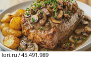 Chef presenting grilled steak with mushroom sauce. Стоковое AI-видео, аниматор Юрий Поздников / Фотобанк Лори