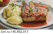 Chef presenting grilled steak dish with mashed potatoes and vegetables. Стоковое AI-видео, аниматор Юрий Поздников / Фотобанк Лори