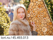 Portrait close up of young beautiful happy woman. Стоковое фото, фотограф Андрей Аркуша / Фотобанк Лори