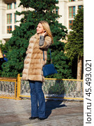 Young beautiful woman in winter coat. Стоковое фото, фотограф Андрей Аркуша / Фотобанк Лори