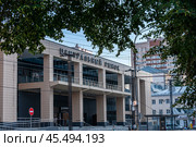 Voronezh, Russia, July 18, 2024: The building of the central market on a summer day in Voronezh. Редакционное фото, фотограф Катерина Белякина / Фотобанк Лори
