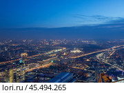 Россия. Москва. Вечерний вид на город с смотровой площадки "Выше только любовь"  комплекса Москва Сити (2022 год). Редакционное фото, фотограф Литвяк Игорь / Фотобанк Лори
