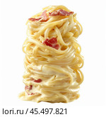 Delicious linguine pasta with carbonara sauce and bacon. Стоковое AI-изображение, AI-художник Иван Рябоконь / Фотобанк Лори