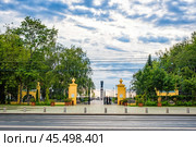 Вход в парк через дорогу (Входная группа Электрон в парк Швейцария, Нижний Новгород) (2024 год). Редакционное фото, фотограф Илья Старков / Фотобанк Лори