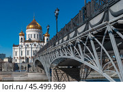 Moscow. Russia - March 15, 2021: View of the Cathedral of Christ the Savior and the Patriarchal Bridge. Редакционное фото, фотограф Зобков Юрий / Фотобанк Лори