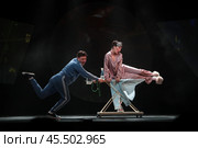 Артисты театра "Эстрады имени Аркадия Райкина" на сцене Санкт-Петербург. Редакционное фото, фотограф Дмитрий Неумоин / Фотобанк Лори