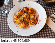 Patatas bravas with spicy sauce, paprika and greens. Стоковое фото, фотограф Яков Филимонов / Фотобанк Лори