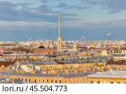 Крыши Санкт-Петербурга и колокольня Петропавловского собора. Редакционное фото, фотограф Юрий Шурчков / Фотобанк Лори