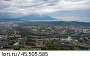 Город Петропавловск-Камчатский, Камчатский край, Дальний Восток России. Красивый городской пейзаж. Вид сверху на собор, здания и улицы. Вдалеке вулканы. Пасмурная погода. Низкая облачность. Стоковое фото, фотограф Андрей Степанов / Фотобанк Лори