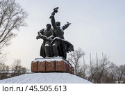 Мемориал Воинской Славы, город Абакан, Республика Хакасия, Сибирь, Россия. Монумент, посвящённый защитникам Родины во время Великой Отечественной войны. Памятник в парке Победы, изображающий двух воинов: русского и хакасского, которые устремляются в атаку. Редакционное фото, фотограф Андрей Степанов / Фотобанк Лори
