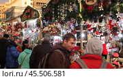 Fair of Santa Llucia - Christmas market near Cathedral in evening. Barcelona, Catalonia. (2019 год). Редакционное видео, видеограф Яков Филимонов / Фотобанк Лори