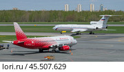 Российские самолеты Сухой SuperJet 100-95B "Майкоп" (RA-89174) и Ту-154Б-2 (RA-85605) в аэропорту Пулково  майским днем. Санкт-Петербург (2022 год). Редакционное фото, фотограф Виктор Карасев / Фотобанк Лори