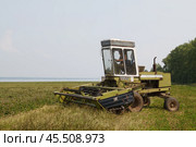 Комбайн на летнем поле, Эффективная уборка сельхозкультур, Современные технологии в аграрном деле, Техника на службе фермеров, Самоходная косилка (2016 год). Редакционное фото, фотограф Сергей Расторгуев / Фотобанк Лори