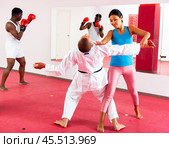 Self-defense lesson for women in gym. Power grabs and strikes. Стоковое фото, фотограф Яков Филимонов / Фотобанк Лори