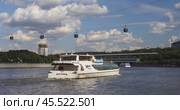 Москва, Россия - 10 августа 2024 г.: туристическая прогулка на катере по Москва реке в районе парка "Воробъевы горы" с видом на канатную дорогу через реку. Редакционное видео, видеограф Сергей Чайко / Фотобанк Лори