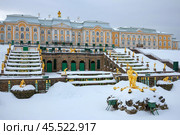 Фонтан "Самсон" на фоне большого каскада и дворца. Петергоф (2022 год). Редакционное фото, фотограф Анна Карасева / Фотобанк Лори