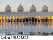 ОАЭ. Мечеть шейха Зайда в Абу-Даби. Внутренний двор. Редакционное фото, фотограф Свитич Олег / Фотобанк Лори