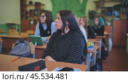 High school students are engaged in active listening during a classroom lesson on a regular school day. Стоковое видео, видеограф Mikhail Davidovich / Фотобанк Лори