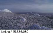 Вид с воздуха на горы Южного Урала, снятый зимой после мороза. Aerial view of the mountains in the Southern Urals taken in winter, after a frost. Редакционное видео, видеограф Валерий Тесаков / Фотобанк Лори