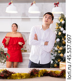 Quarrel of wife and husband during christmas celebration. Стоковое фото, фотограф Яков Филимонов / Фотобанк Лори