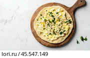 Вид сверху на вкусную лепешку с кремовой яичной намазкой на деревянной доске. Стоковое AI-изображение, AI-художник ФотоИнтеллект / Фотобанк Лори