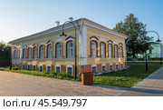 Старинный жилой дом XIX века солнечным сентябрьским утром. Мариинский Посад. Чувашия (2024 год). Редакционное фото, фотограф Виктор Карасев / Фотобанк Лори