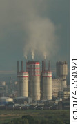 Oil and gas refinery plant. Стоковое видео, видеограф Михаил Коханчиков / Фотобанк Лори