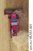 Aerial view of combine on harvest field. Стоковое видео, видеограф Михаил Коханчиков / Фотобанк Лори