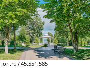 Scenic Park Gazebo Surrounded by Greenery in Strukovsky Garden, Samara, Russia (2024 год). Стоковое фото, фотограф Ирина Кононова / Фотобанк Лори