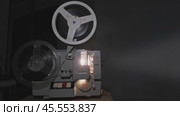 Old projector showing film. Стоковое видео, видеограф Михаил Коханчиков / Фотобанк Лори