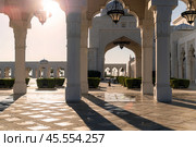 Колонны дворца Qasr al Watan в лучах заходящего солнца. Абу-Даби. ОАЭ. Редакционное фото, фотограф Свитич Олег / Фотобанк Лори