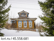 Деревенский дом с резным декором (2023 год). Редакционное фото, фотограф Илья Старков / Фотобанк Лори