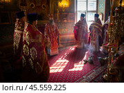 31.08.2023, Москва. Храм святых мучеников Флора и Лавра на Зацепе. Архиерейское Богослужение в честь Престольного праздника святых мучеников Флора и Лавра. Епископ Павлово-Посадский, викарий Святейшего Патриарха Московского и всея Руси Силуан и другие священники в алтаре храма во время службы. Редакционное фото, фотограф Дмитрий Киселёв / Фотобанк Лори