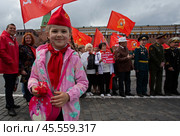 21.05.2023, Москва, Красная Площадь. Торжественный приём в пионеры. Маленькая девочка в пилотке и пионерском галстуке. Редакционное фото, фотограф Дмитрий Киселёв / Фотобанк Лори