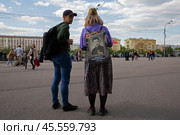 09.05.2023, Москва, Парк Горького, День Победы. Женщина в пилотке с прикреплённым к рюкзаку на спине портретом родственника, воевавшего во время Великой Отечественной Войны. Редакционное фото, фотограф Дмитрий Киселёв / Фотобанк Лори