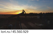 Flying over working oil pumps at sunset. Стоковое видео, видеограф Михаил Коханчиков / Фотобанк Лори